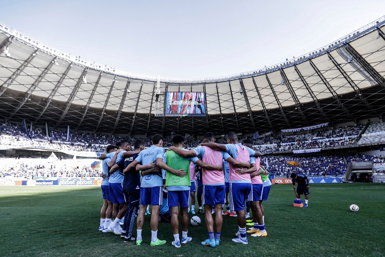 Contando com a força da China Azul no Mineirão, Cruzeiro segue 100% como mandante, mas tem enfrentado dificuldades como visitante