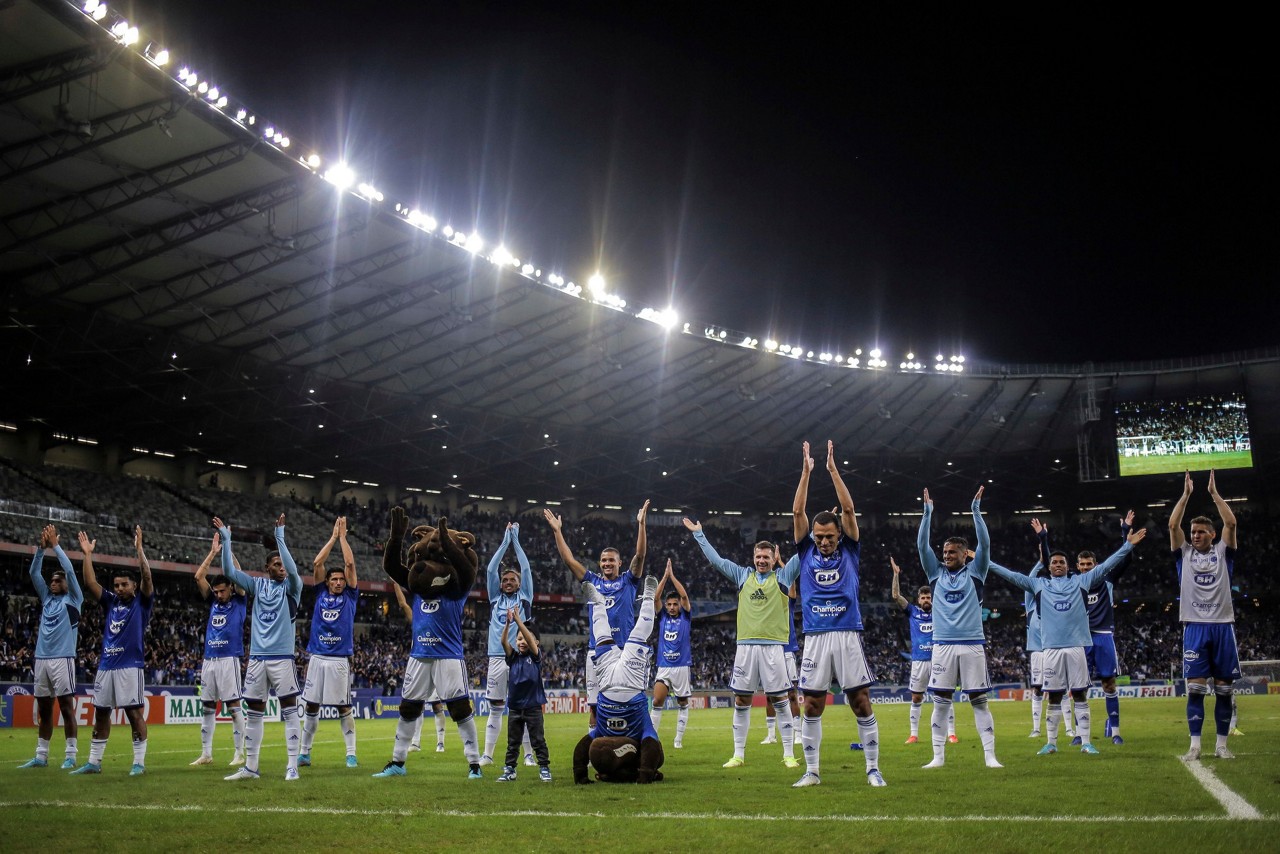Jogadores do Cruzeiro celebram com torcedores após mais uma vitória na Série B do Brasileiro