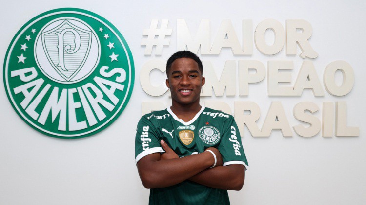 Endrick, de 16 anos, assinou contrato profissional com o Palmeiras e foi inscrito na Libertadores