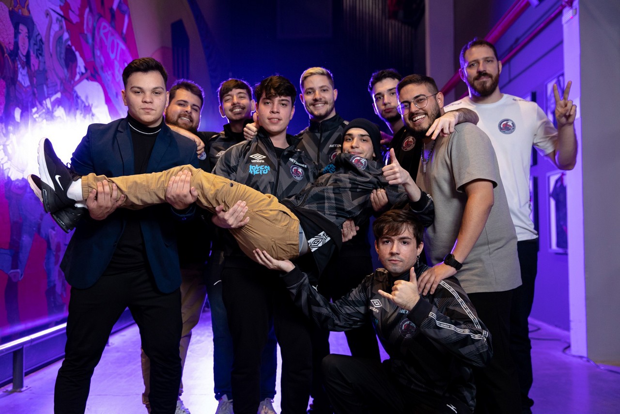 Equipe Netshoes Miners: Mascarenhas, Bruno, Rafifa, Vilão, Fusion, Raiiku, Kozy, Mathias, Marcelo, Xem (chão)