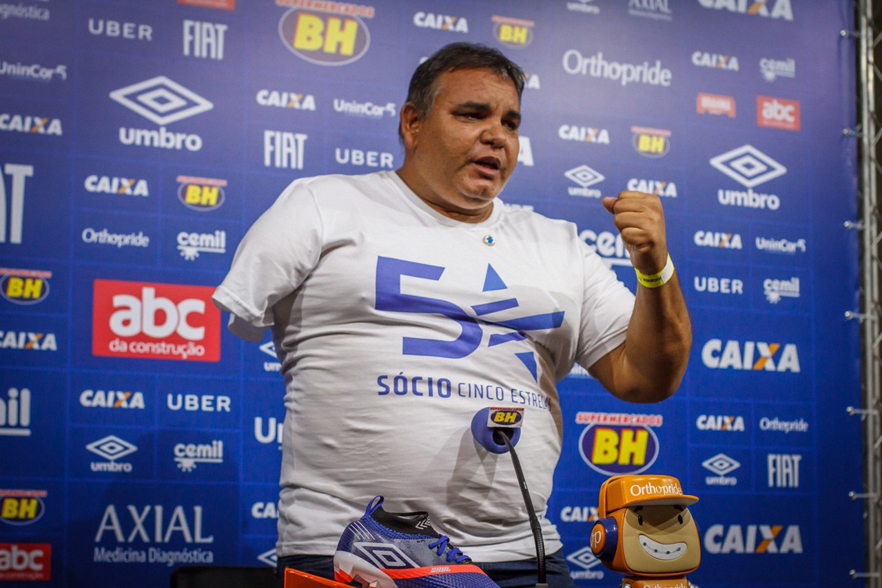 Erasmo Carlos contou que perdeu o braço após sofrer um acidente e ser atropelado por um ônibus