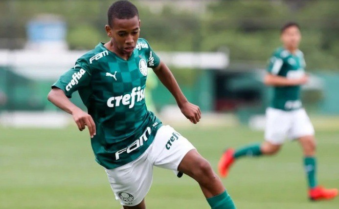 Estevão tem 14 anos e já possui status de estrela no Palmeiras
