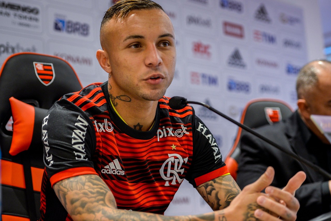 Everton Cebolinha está pronto para entrar em campo pelo Flamengo
