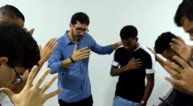 Atacante Ezequiel foi abençoado por pastor em despedida