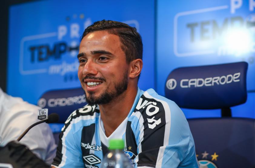 Lateral Fábio foi apresentado no Grêmio