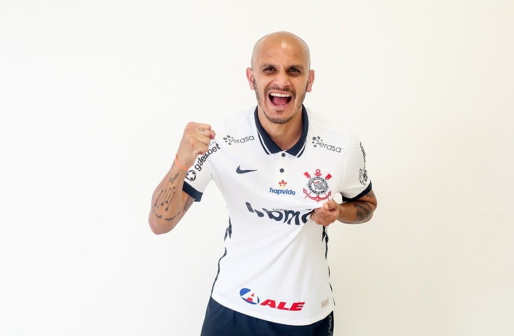 Fábio Santos foi anunciado pelo Corinthians após rescindir com o Galo