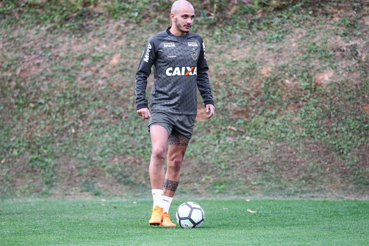 Com a baixa de Fábio Santos, Hulk deverá ser mantido na posição.