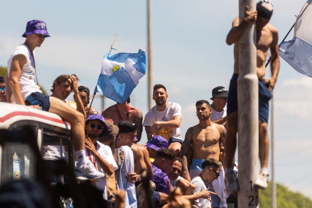 Jogadores da Argentina comemoram, em Buenos Aires, conquista da Copa do Mundo