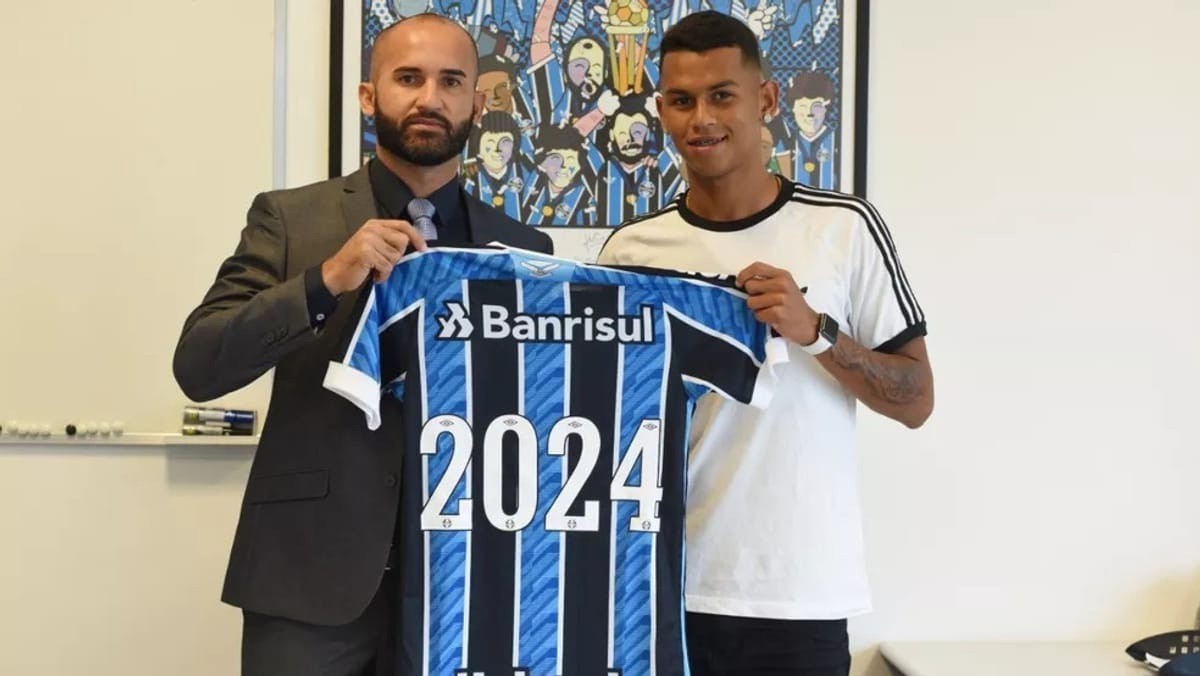 Fernando Henrique renovou seu vínculo com o Grêmio até o fim de 2024 e tentava concluir acerto por empréstimo com o Cruzeiro