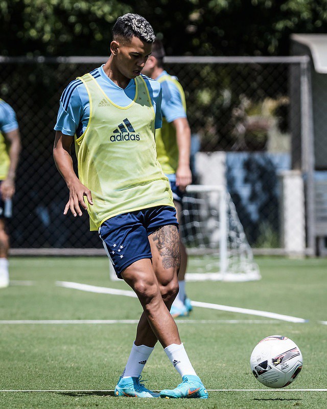 Volante Fernando Henrique sofreu uma lesão no joelho em treinamento na Toca da Raposa II