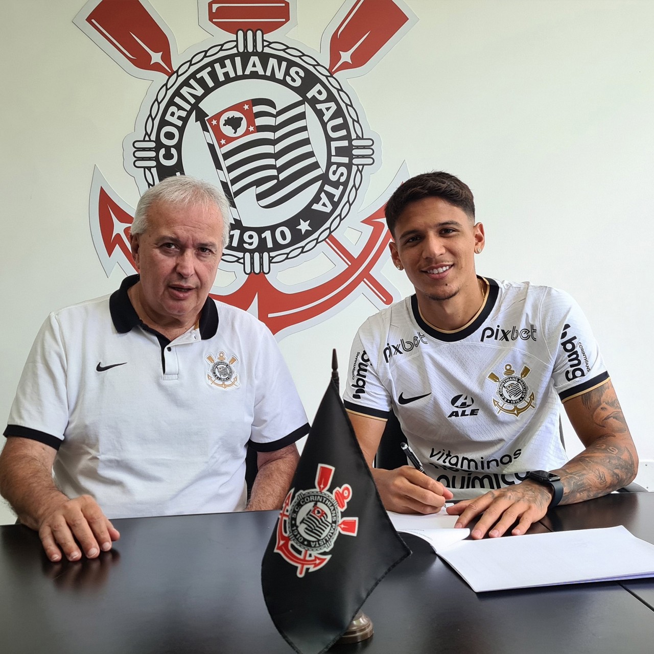 Caetano renovou contrato com o Corinthians