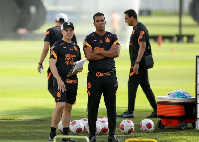 Fernando Lázaro (à direita), técnico do Corinthians