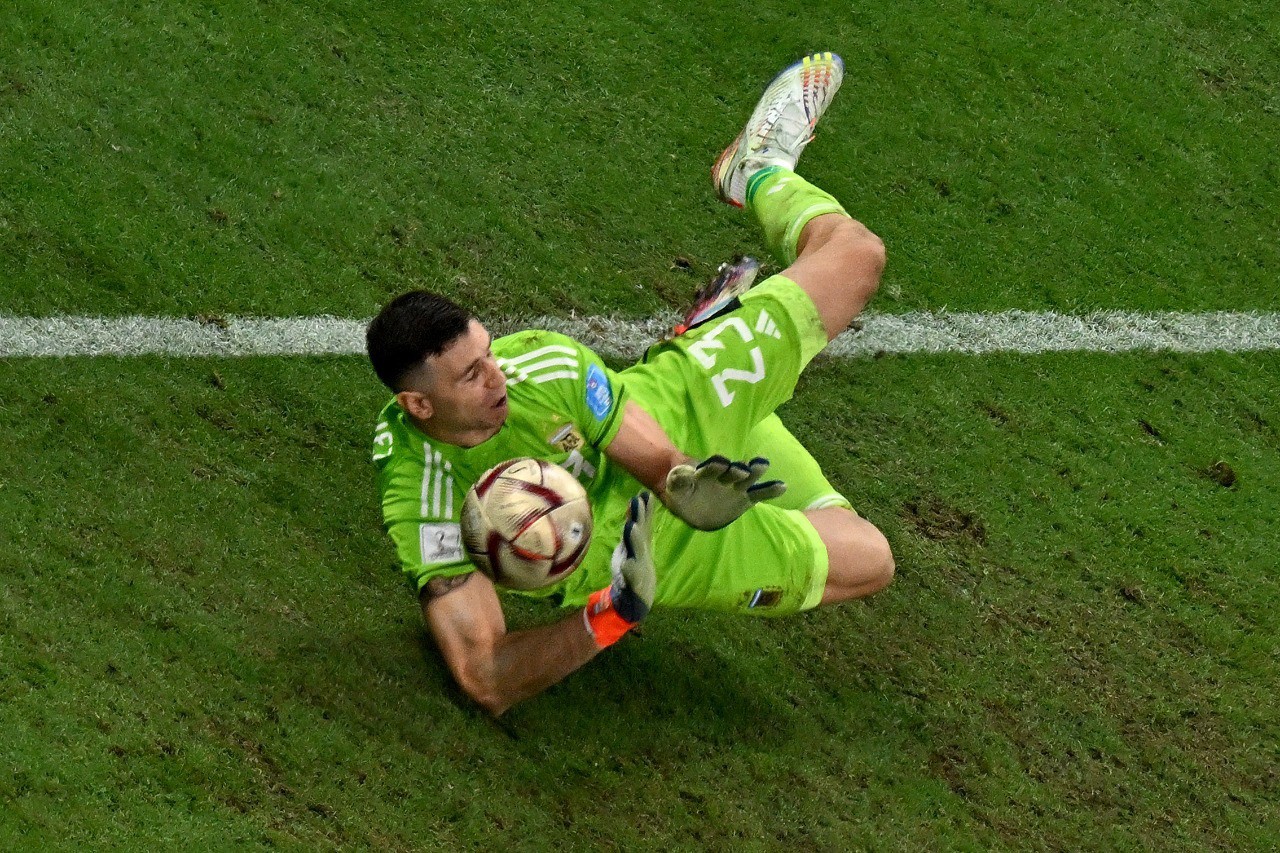 Martinez defende um pênalti durante a final da Copa do Mundo de 2022 no Catar, na final entre Argentina e França
