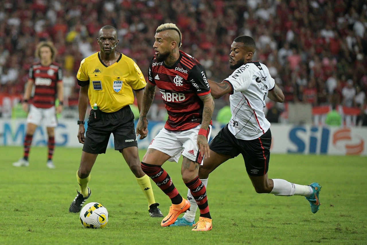 Luiz Flávio de Oliveira, que apitou Flamengo e Athletico-PR, foi um dos afastados