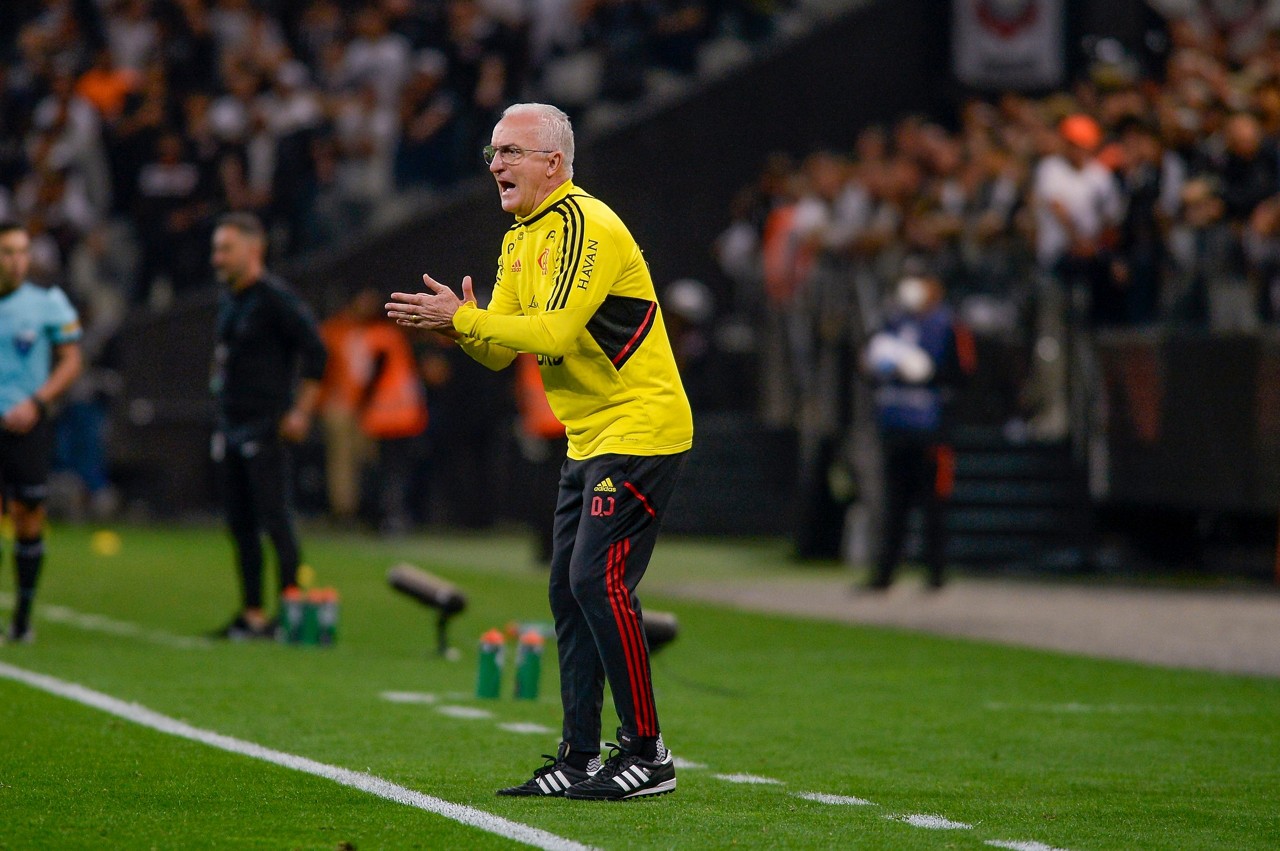 Campeão da Libertadores com o Flamengo, treinador foi surpreendido com a decisão da diretoria do clube