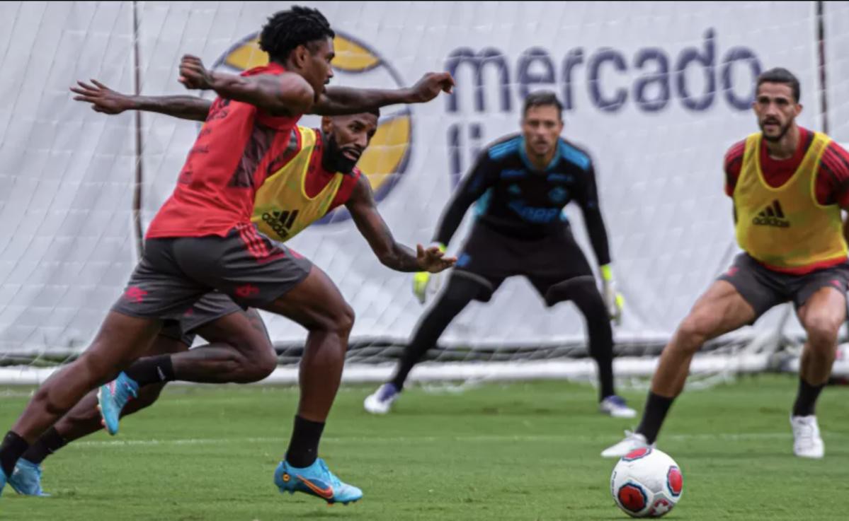 Vitinho, Rodinei, Diego Alves e Gustavo Henrique durante treino do Flamengo