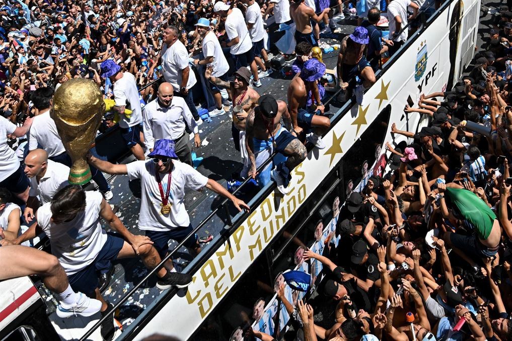 Jogadores da Argentina comemorando em Buenos Aires título da Copa do Mundo