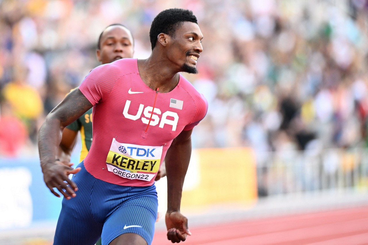 Fred Kerley, dos EUA, comemora após cruzar a linha de chegada em primeiro lugar na final dos 100m masculino durante o Campeonato Mundial de Atletismo.