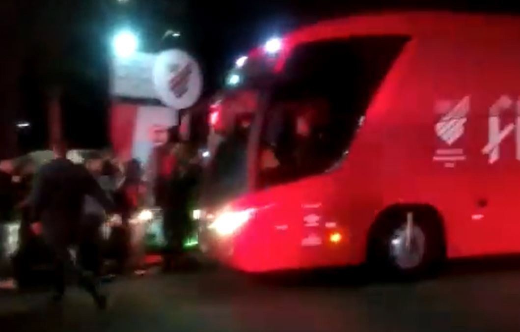 Ônibus chegou com escolta policial