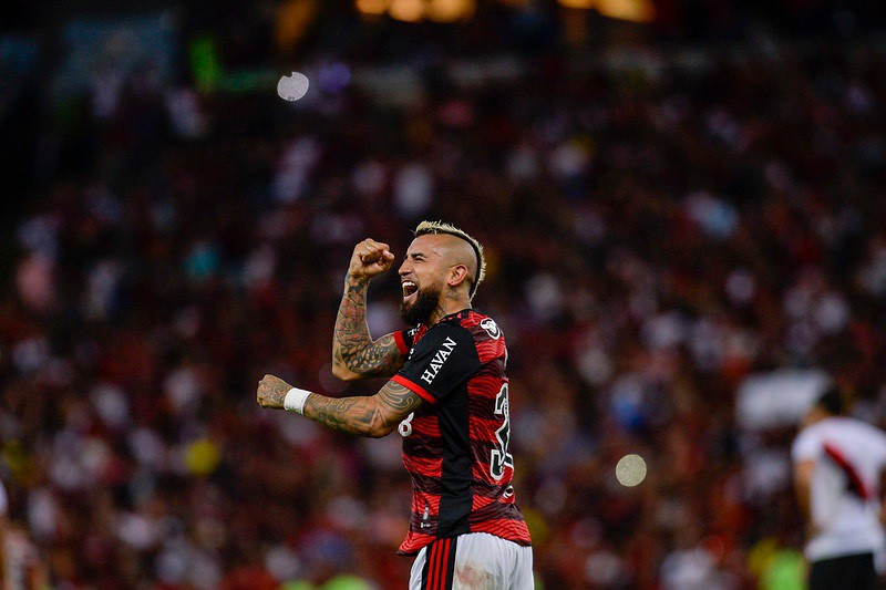 Chileno Arturo Vidal, de pênalti, marcou seu primeiro gol com a camisa do Flamengo
