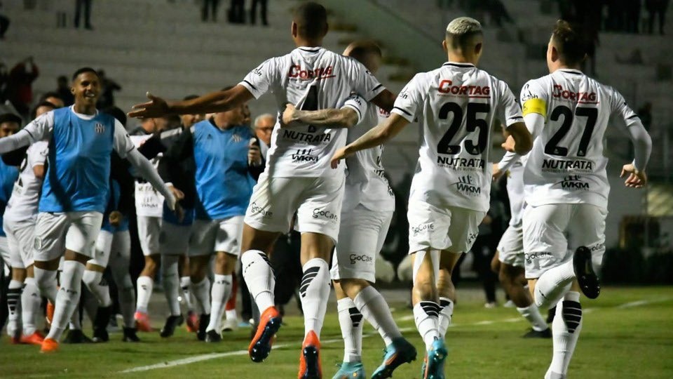 Jogadores da Ponte celebram um dos gols da importante vitória sobre o Operário-PR