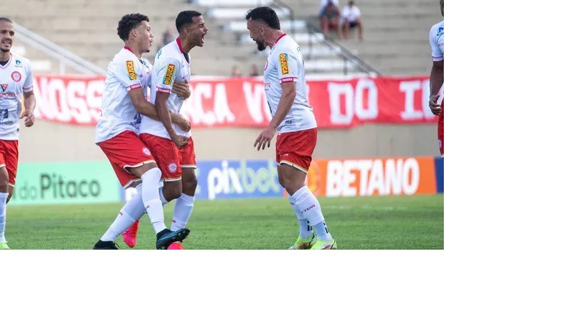Jogadores do Tombense comemoram vitória sobre a Chape neste sábado