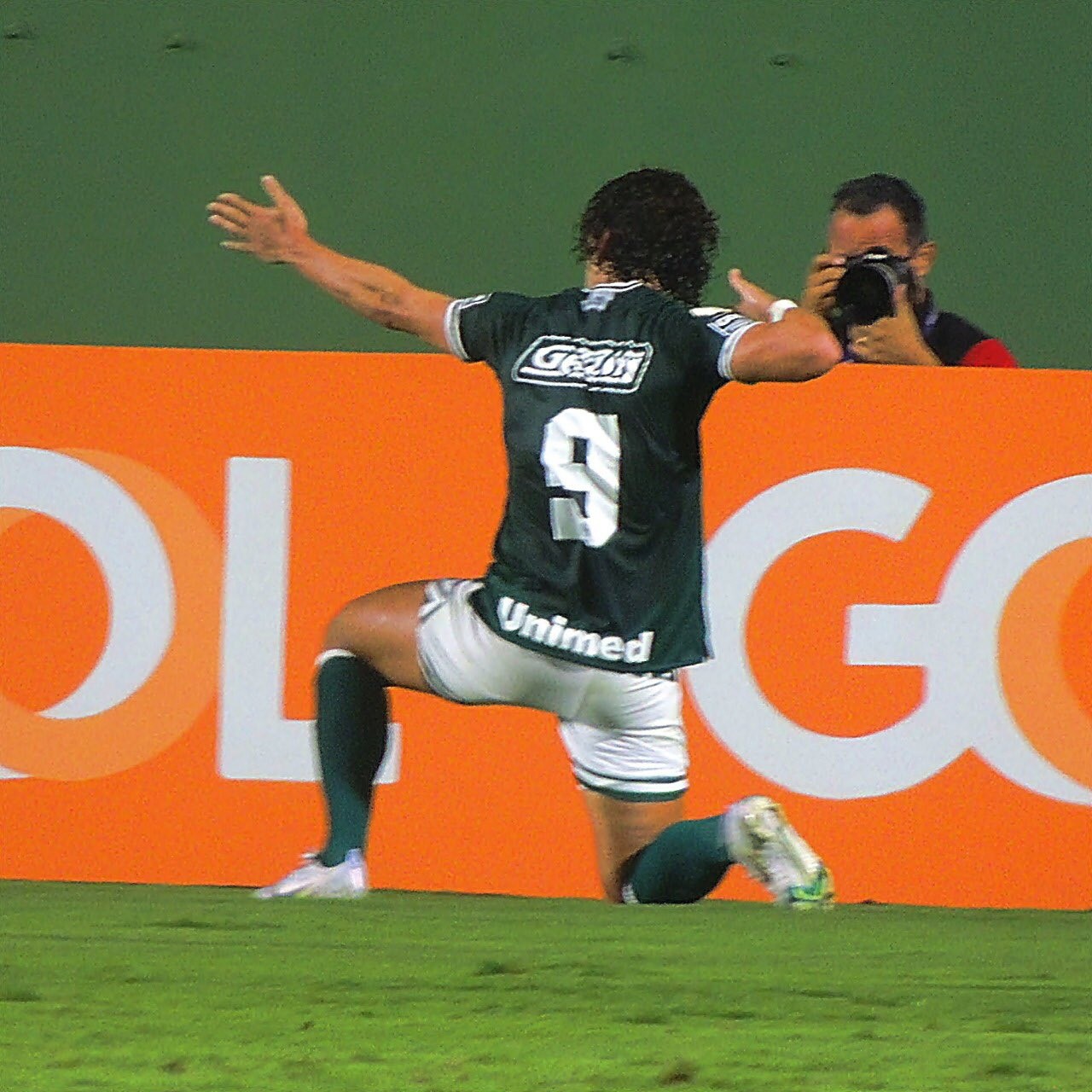 Nicolas comemora o seu gol na vitória do Goiás sobre o Athletico-PR