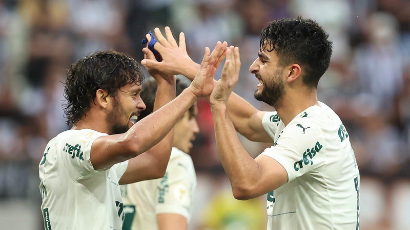 Flaco López comemora com Gustavo Scarpa seu primeiro gol com a camisa do Palmeiras