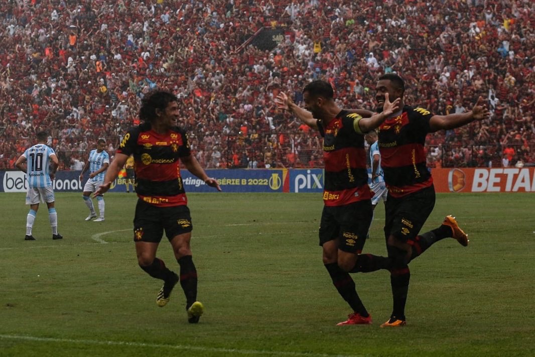 Jogadores do Sport celebram um dos gols da importante vitória sobre o Londrina