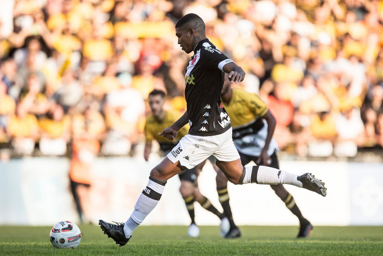 Raniel, de pênalti, anotou o gol da vitória vascaína sobre o Criciúma