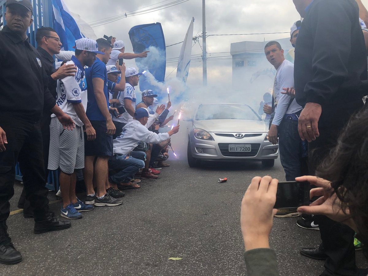 Organizadas do Cruzeiro vão para porta da Toca e dão apoio a jogadores