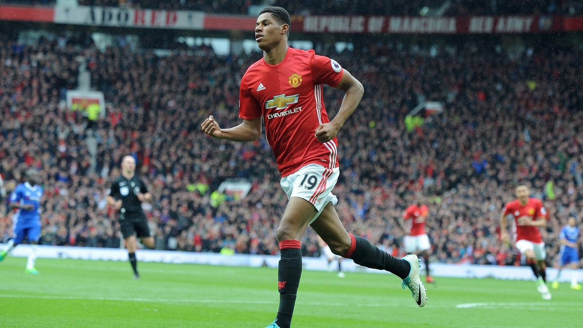 Em lance polêmico, Marcus Rashford abriu o placar para o Manchester United aos 7 minutos do primeiro tempo
