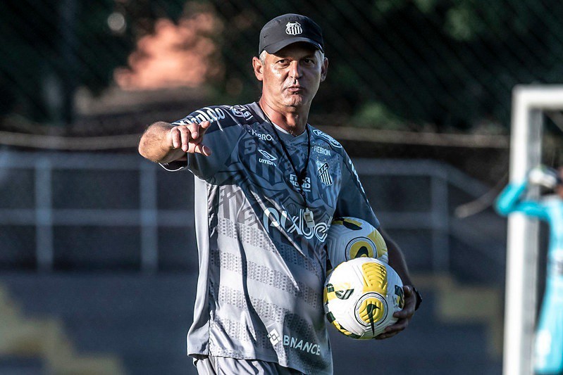 Técnico Lisca busca se preparar melhor para o jogo na Vila contra o tricolor carioca