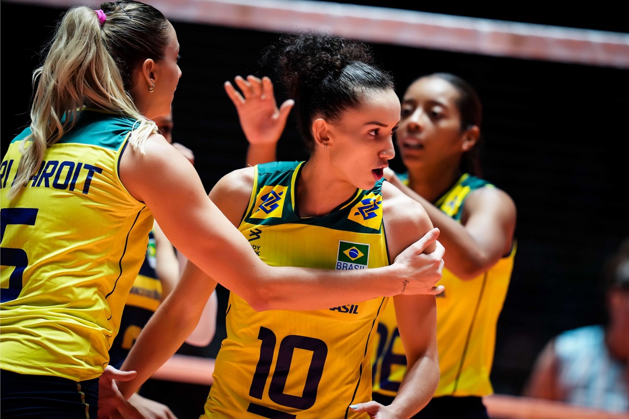 Jogadoras da seleção brasileira de vôlei comemoram ponto durante partida do Mundial