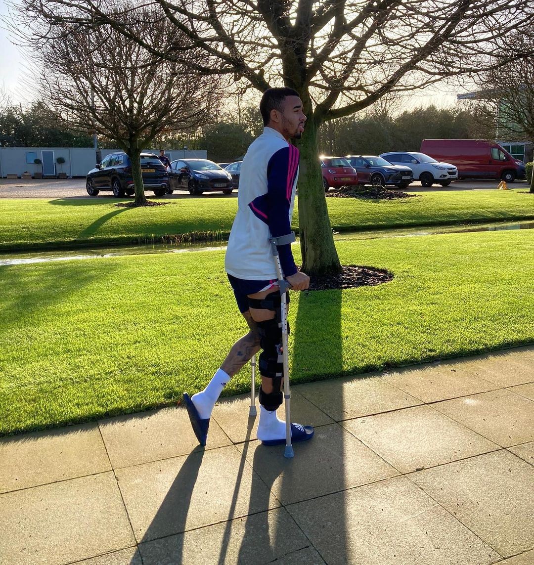 Gabriel Jesus se recupera de uma cirurgia no joelho direito
