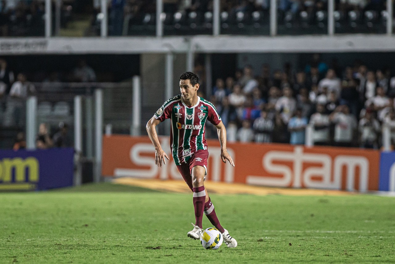 Após o jogo, Ganso trocou de camisa com Ângelo e vestiu a peça com a gola levantada