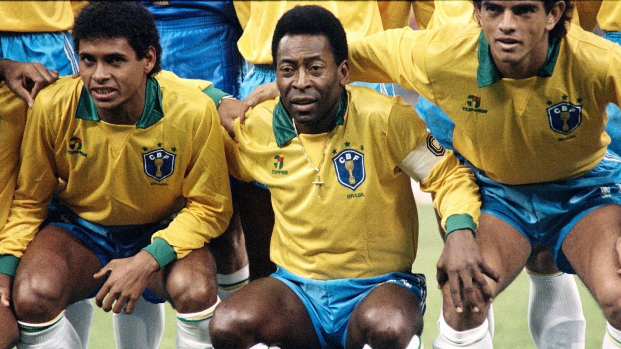 Pelé (ao centro) no jogo festivo, em 1990, quando foi capitão do Brasil pela única vez