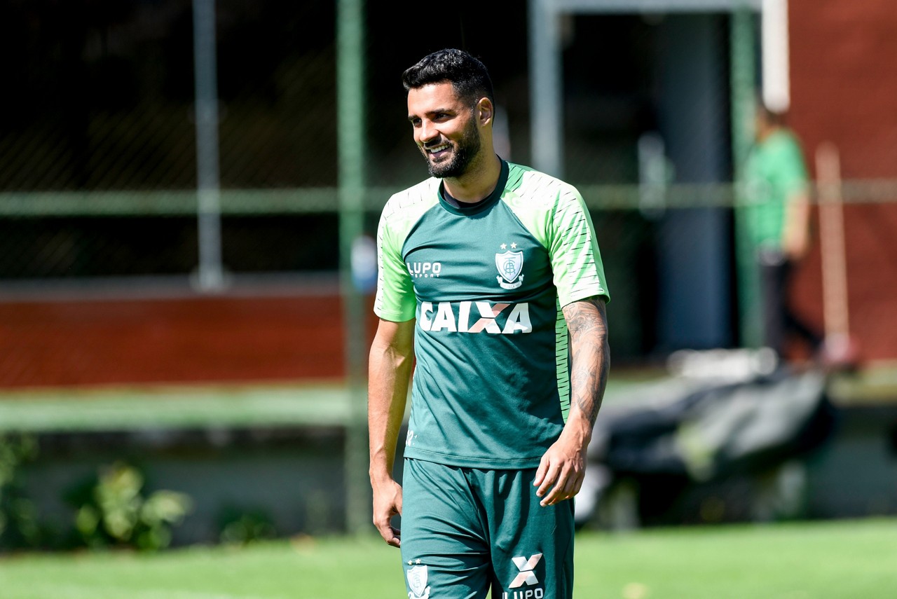 Lateral Giovanni deverá ser titular contra o Sport