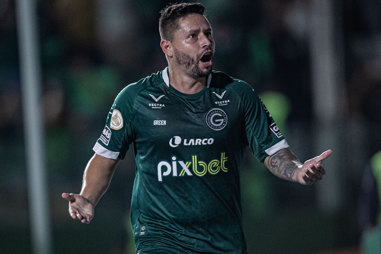 Elvis marcou gol da vitória do Esmeraldino de pênalti, aos 19 minutos do primeiro tempo