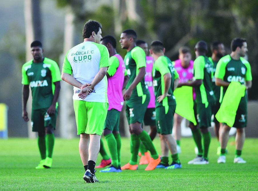 Adílson Batista ainda comanda nesta quinta-feira um treino no CT Lanna Drumond antes da viagem para Curitiba