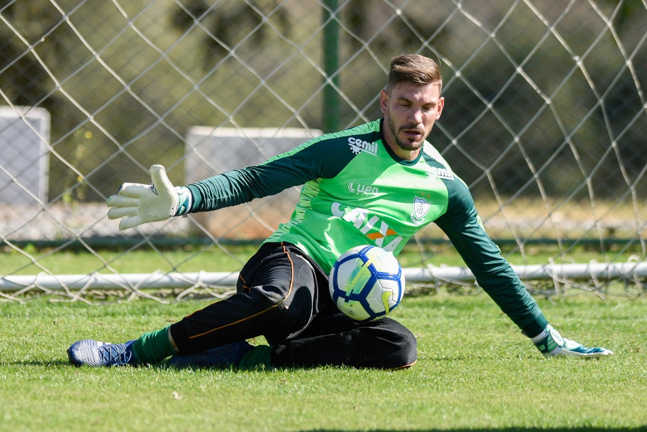 Goleiro João Ricardo treinou normalmente e reforça o América contra o Botafogo