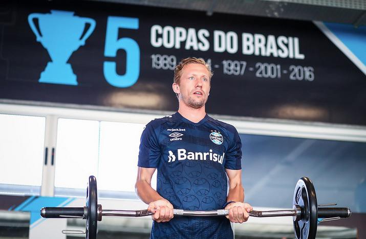 Lucas Leiva ficará afastado dos treinamentos por tempo indeterminado