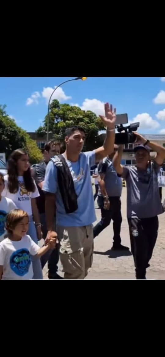 Acompanhado dos familiares, Suárez foi recebido com festa da torcida do Grêmio
