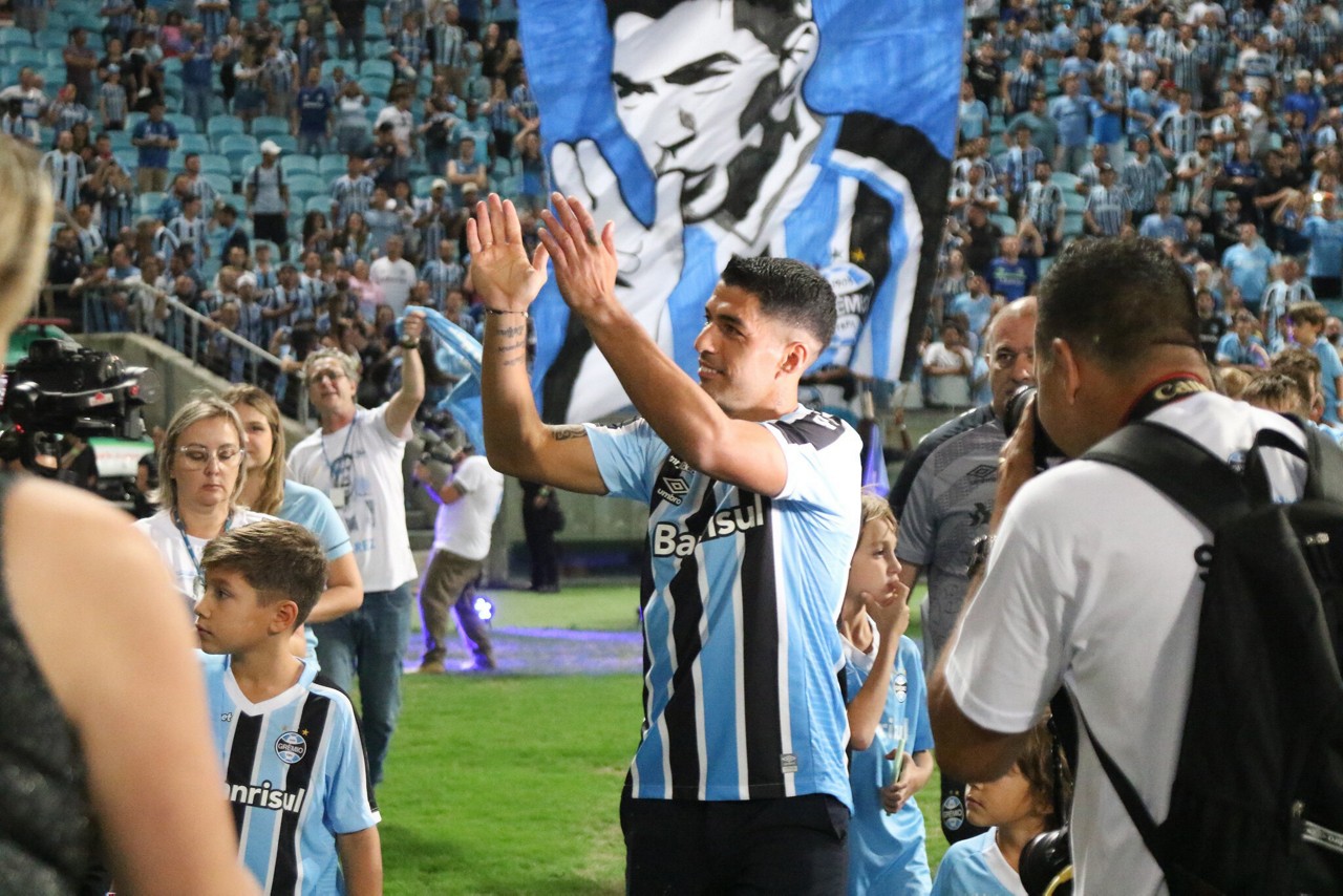 Suarez foi ovacionado pela torcida gremista