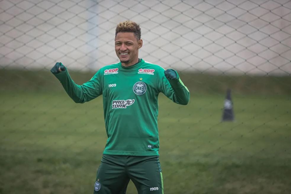 Neilton, atacante, está a caminho do Guarani de Campinas