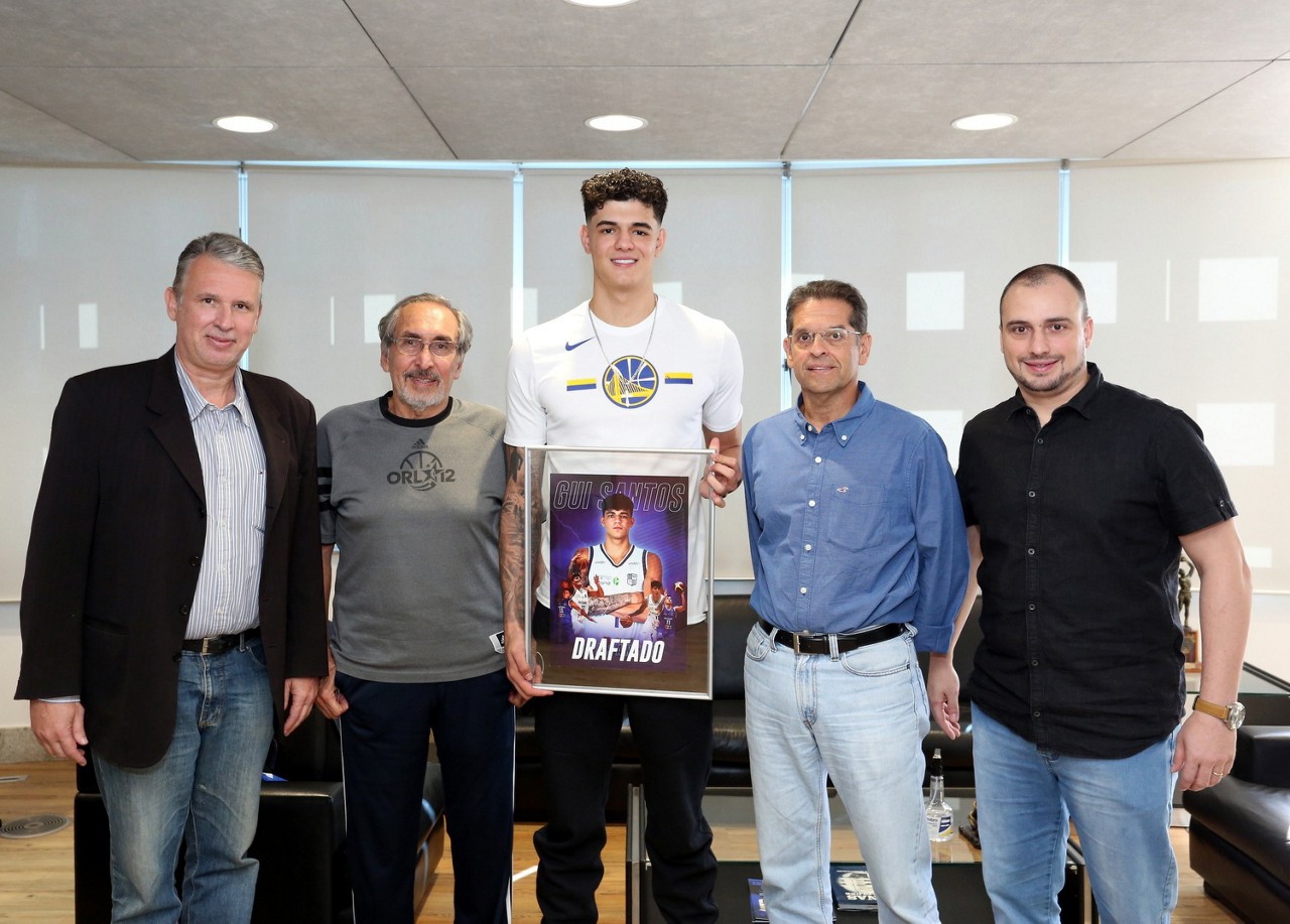 Gui Santos foi homenageado pela diretoria do Minas Tênis Clube