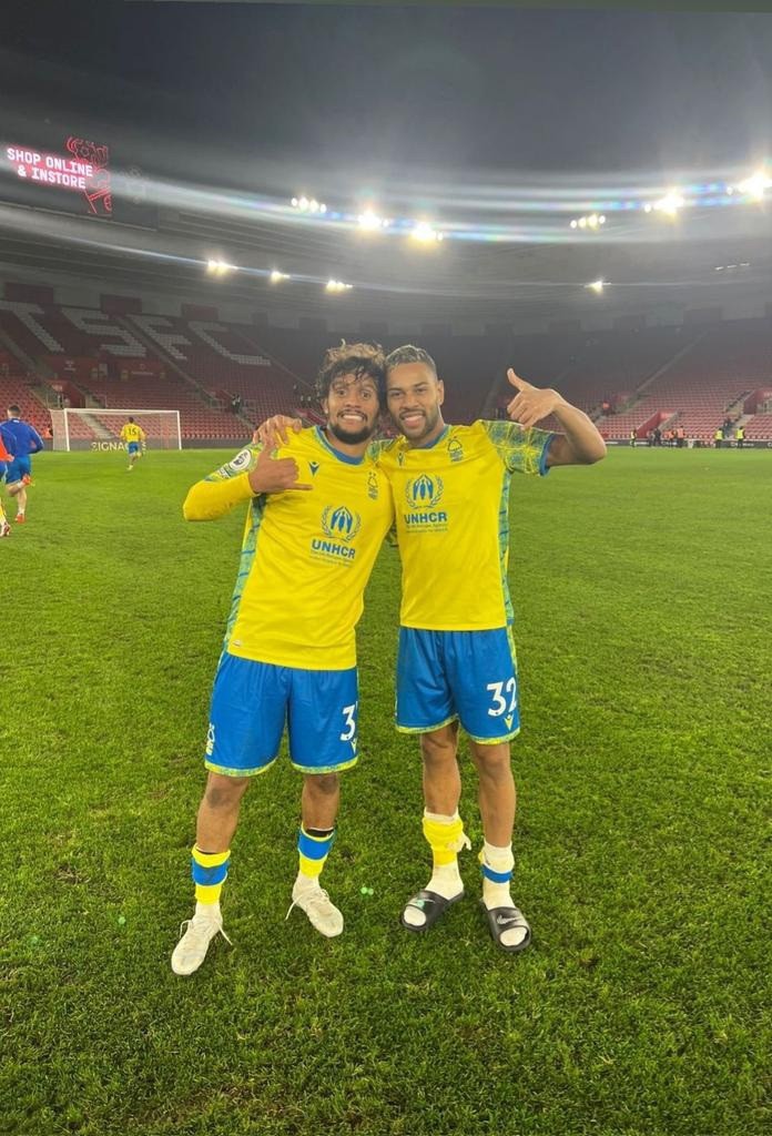 Gustavo Scarpa posa sorrindo para foto ao lado de jogador do Nottingham Forrest na vitória em sua estreia pela Premier League
