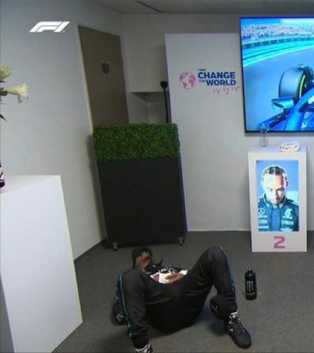 Dobradinha: Além de Hamilton ter obtido o segundo lugar, Russell, num duelo particular com Carlos Sainz Jr., obteve o terceiro posto no final da prova