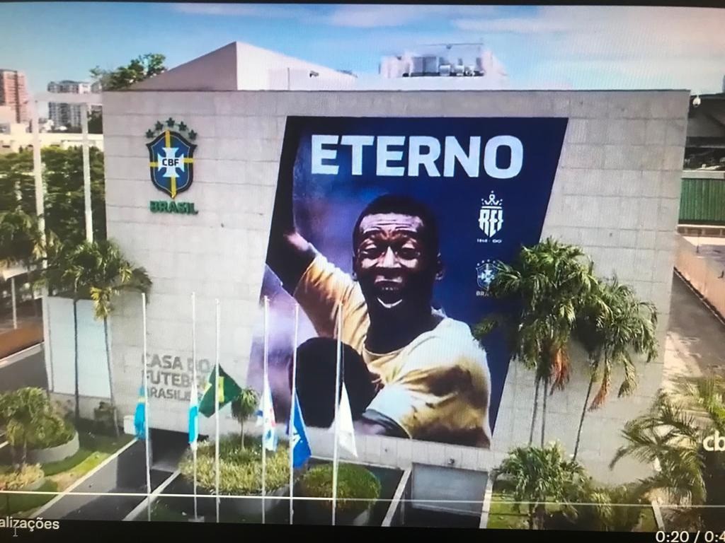 Foto de Pelé estampa sede da CBF