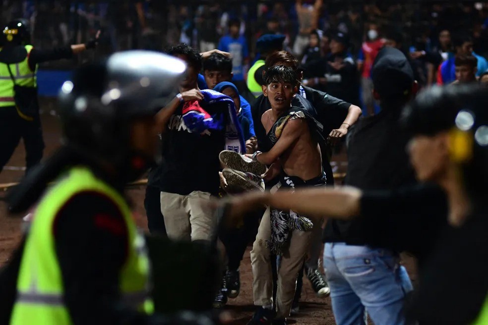 Confusão no jogo entre Arema FC e Persebaya Surabaya deixa 135 mortos